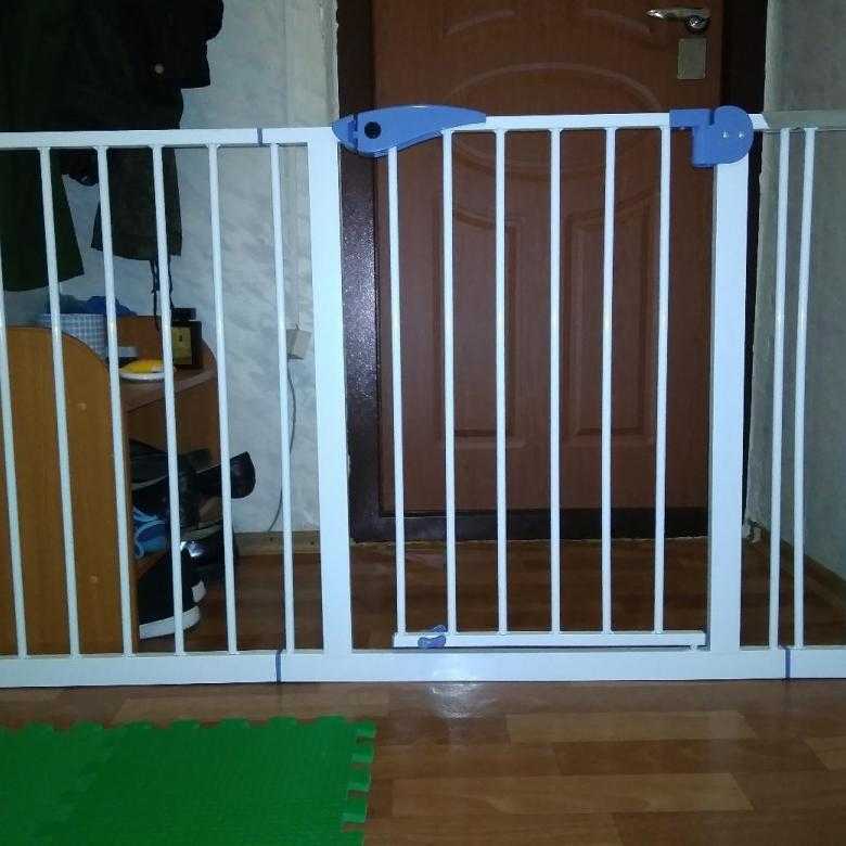Как выбрать ворота безопасности для детей на лестницу: требования и лучший материал