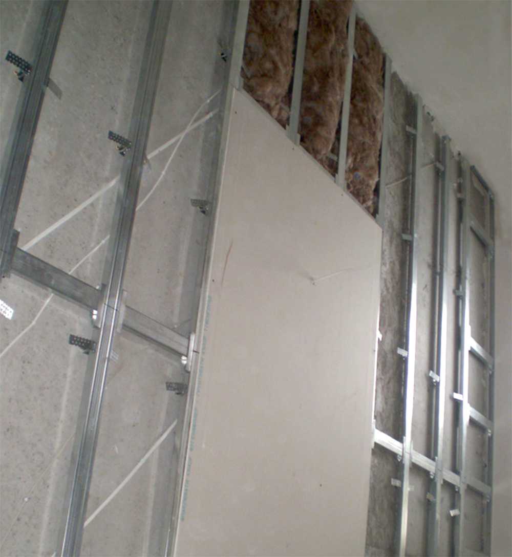 Как можно прикрепить гипсокартон на неровные или бетонные стены саморезами или клеем: варианты монтажа, обшивка без каркаса и монтаж профиля с подпоркой
