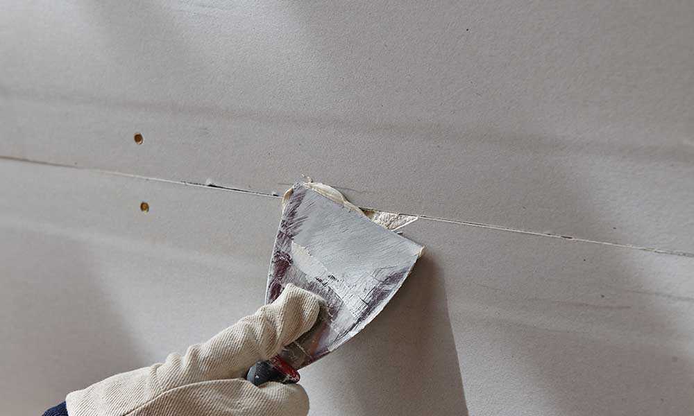 Как заделывать шов на гипсокартоне между стеной и потолком