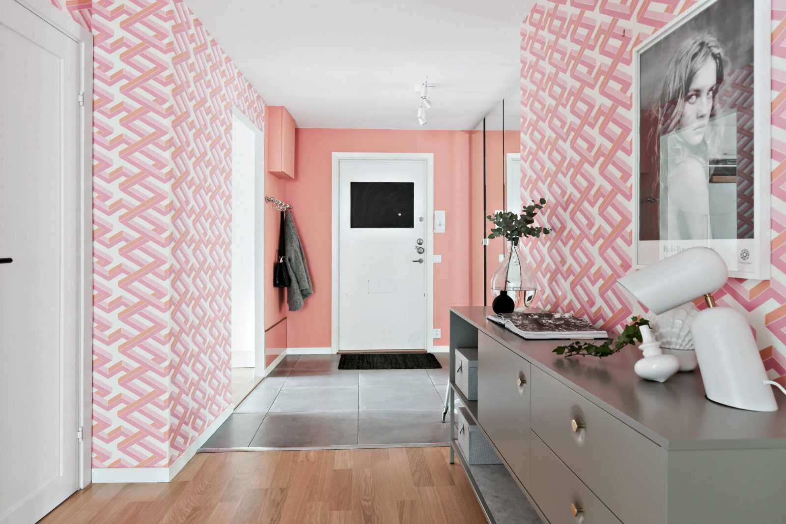 Розовые обои: особенности данного покрытия Возможные варианты оттенков Гармоничные сочетания с другими цветами Стильный дизайн покрытий Розовые стены в разных помещениях