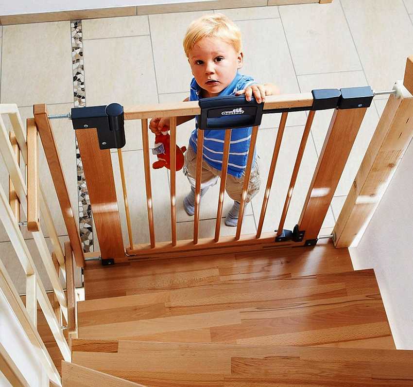 Как правильно закрыть область лестницы на второй этаж от маленького ребенка