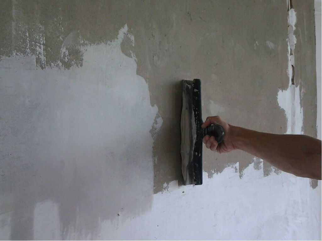 Сначала грунтуют или шпаклюют: нужно ли грунтовать стены перед финишной или стартовой шпаклевкой