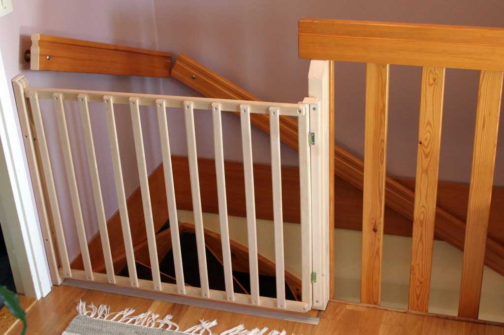 Как закрыть лестницу на второй этаж от ребенка – виды барьеров, особенности