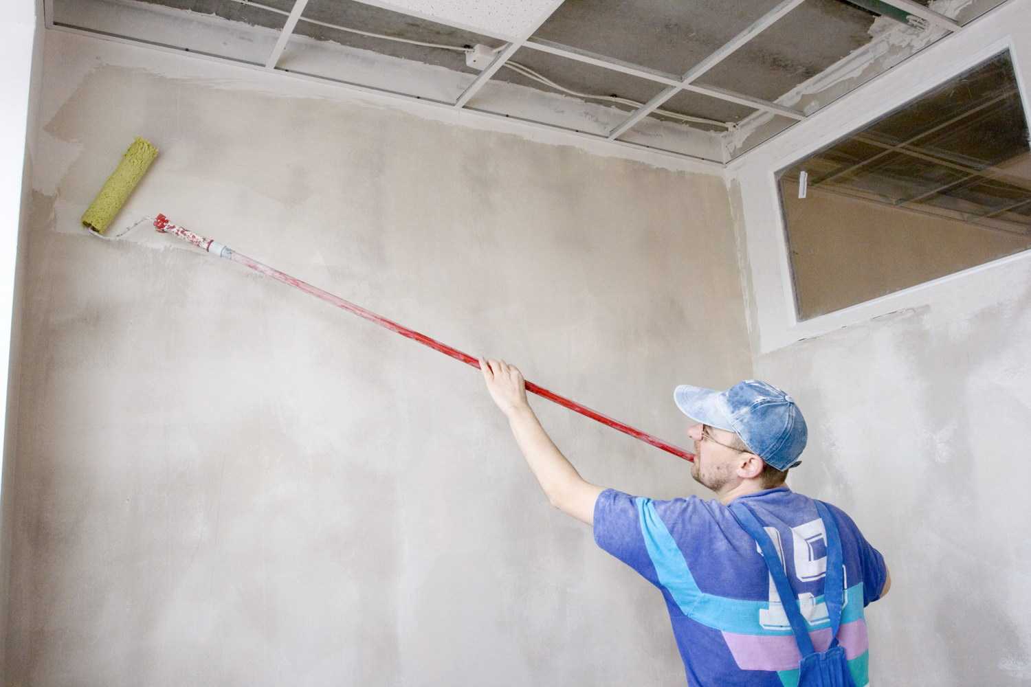 Нужно ли грунтовать стены перед шпаклевкой: обязательно ли обрабатывать стены перед финишной шпаклевкой, как правильно грунтовать, через какое время можно шпаклевать