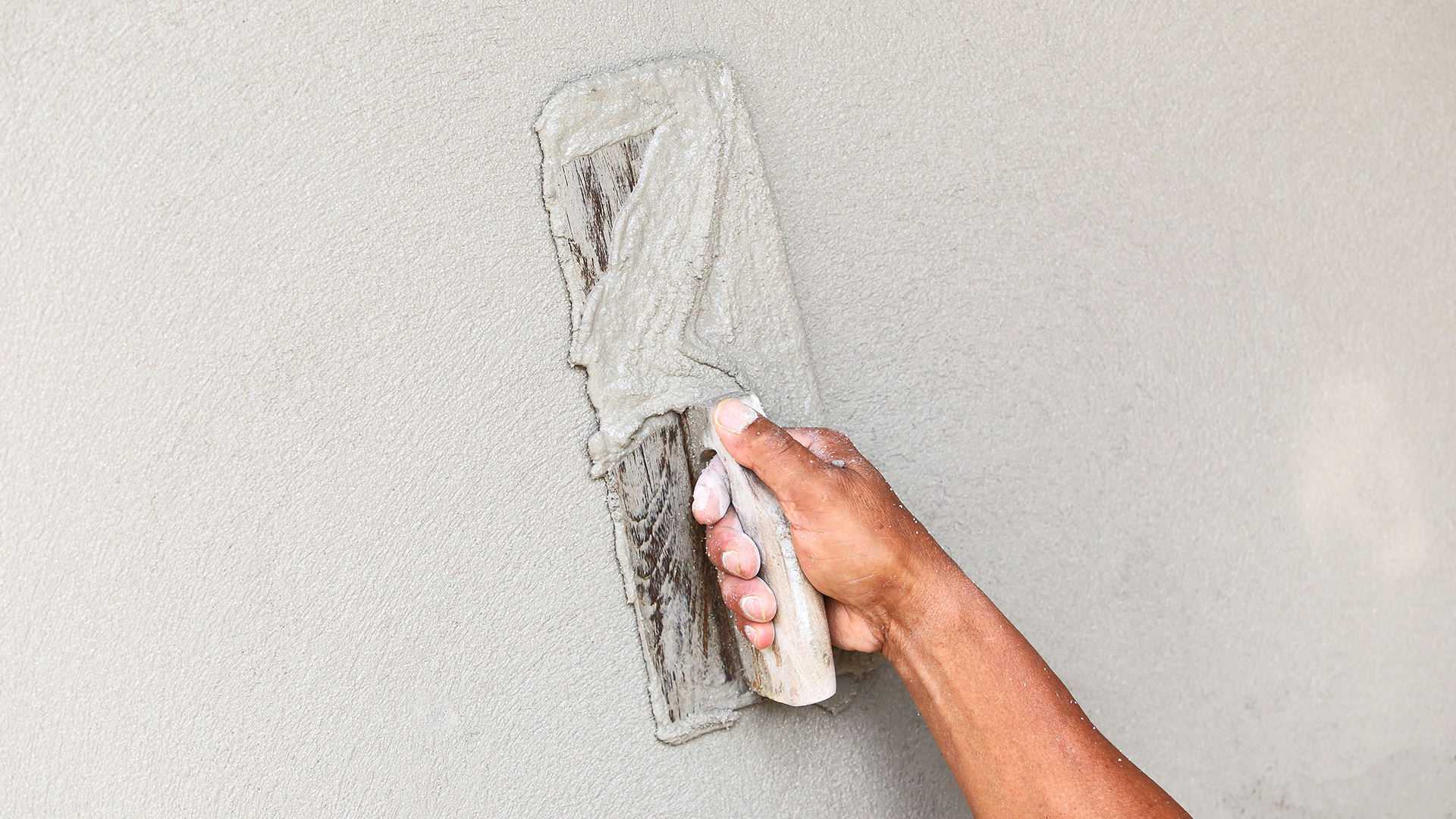 Всегда ли нужно грунтовать и шпаклевать стены перед тем как клеить обои?