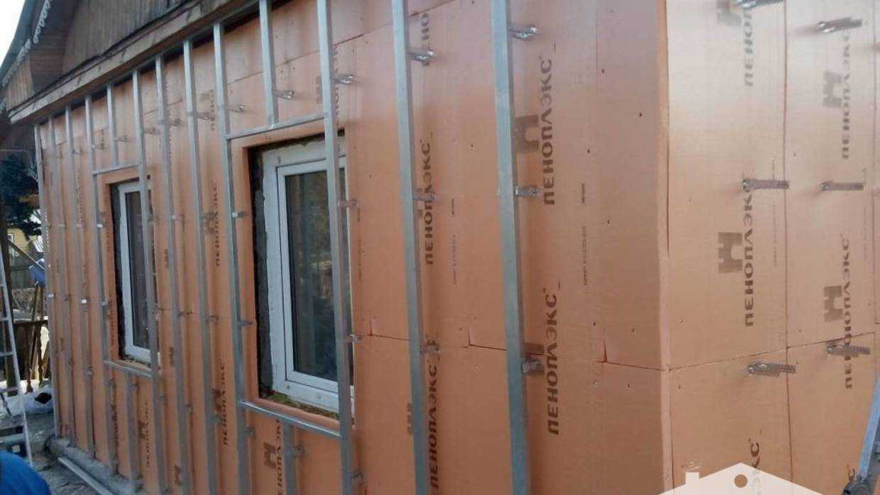 Утепление дома из пеноблока: как правильно и лучше обшить снаружи стены фасада с помощью пеноплекса, а также чем еще можно воспользоваться и нужно ли?
