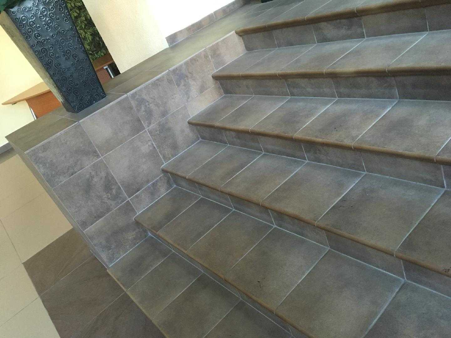 Выбор керамогранита для ступеней лестницы в доме Инструкция по укладке керамогранитных плиток (монолитных наборных) с капиносом и без на бетонные ступени