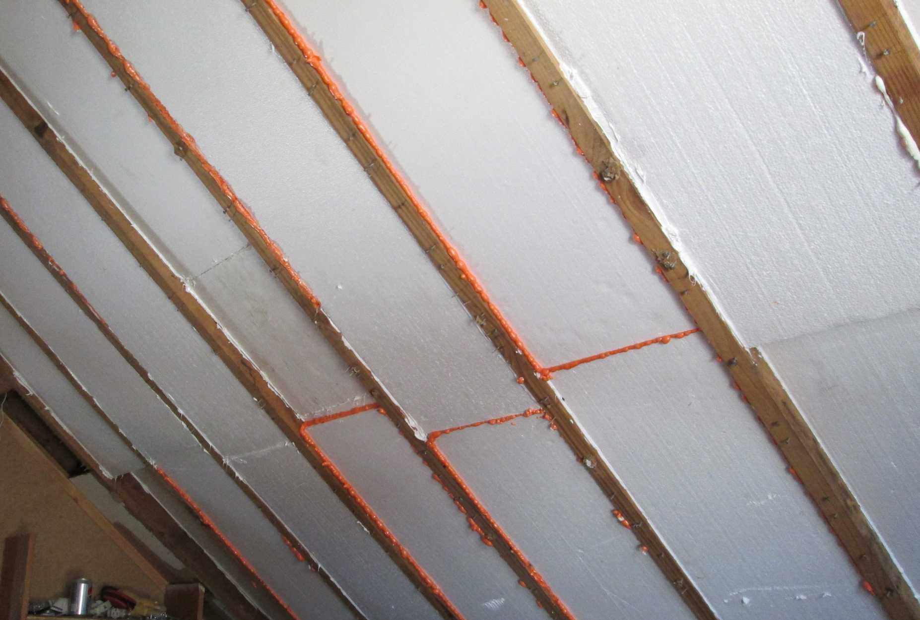 Как утеплить потолок в доме: разновидности материалов, их особенности, технология установки