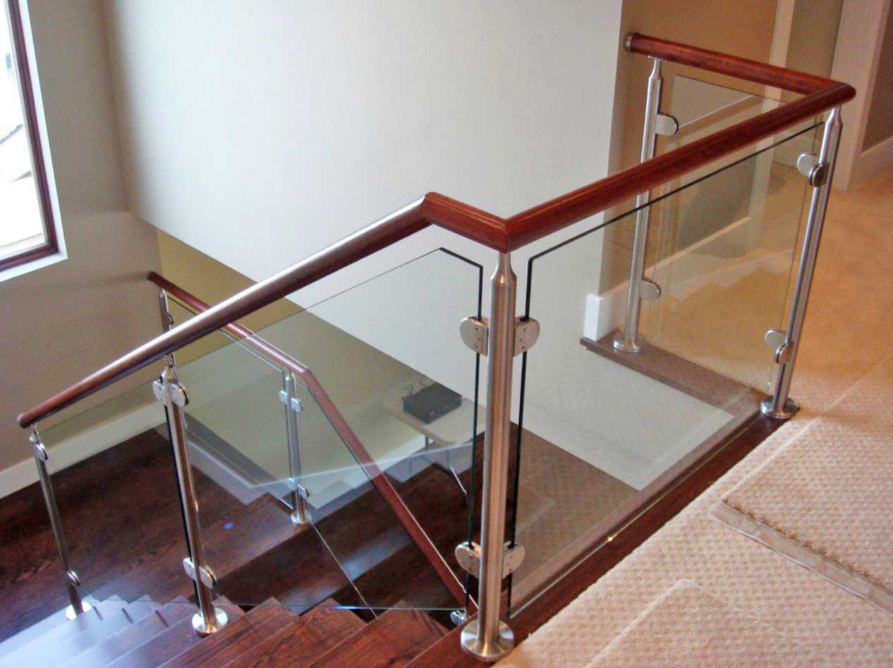 Как обеспечить уход за стеклянными перилами для лестниц?