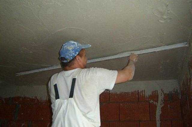 Выравнивание потолка и штукатурка своими руками под покраску