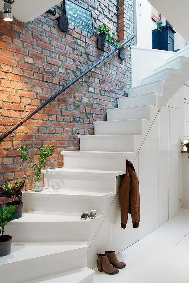 Отделка стены возле лестницы –  обзор материалов и способов интеграции конструкции в окружающее пространство