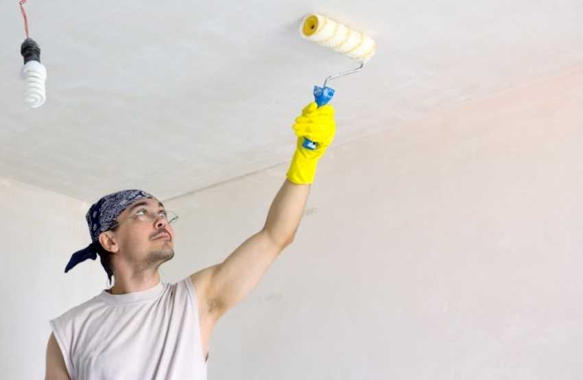 Способы смыва побелки с потолка. как снять старое покрытие своими руками?