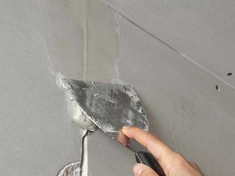 Как заделать дыру в потолке: чем замазать дырку возле трубы, заделка отверстия, чем заклеить большую дыру