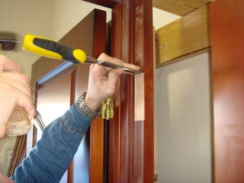 Замена межкомнатных дверей своими руками: основные этапы проведения работ с пошаговой инструкцией