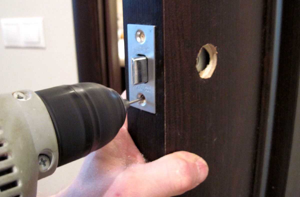 Пошаговая инструкция по врезке замка в межкомнатную дверь с фото и видео