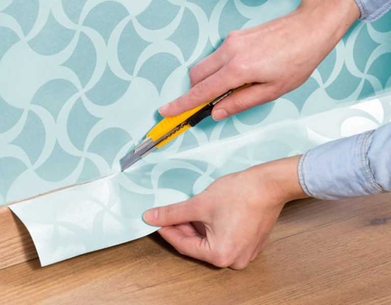 Как клеить стеклохолст под покраску на ровные стены: применение стекловолокнистой паутинки, варианты поклейки