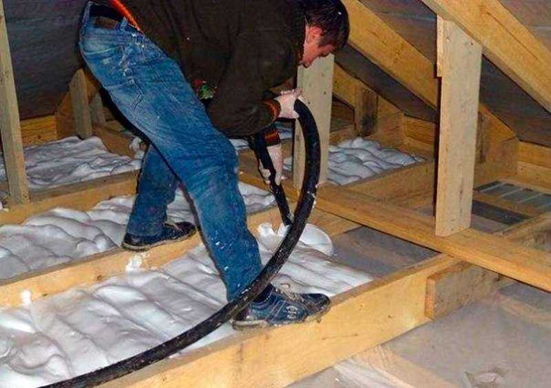 Как правильно утеплить потолок под холодной крышей - несколько вариантов