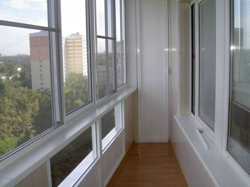 Выбираем жалюзи на балконные окна: какие лучше повесить от солнца и для красоты — ivd.ru