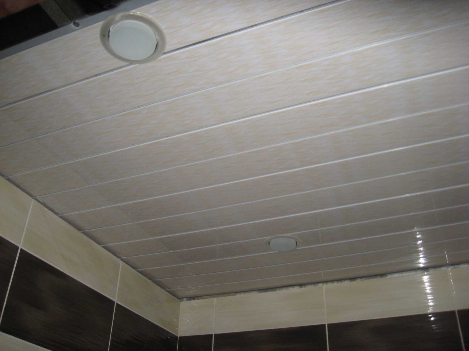 Как сделать потолок в ванной из панелей. Пластиковый потолок в ванную. Потолок из пластиковых панелей. Потолок в ванную ПВХ панели. Подвесной потолок пластиковый.