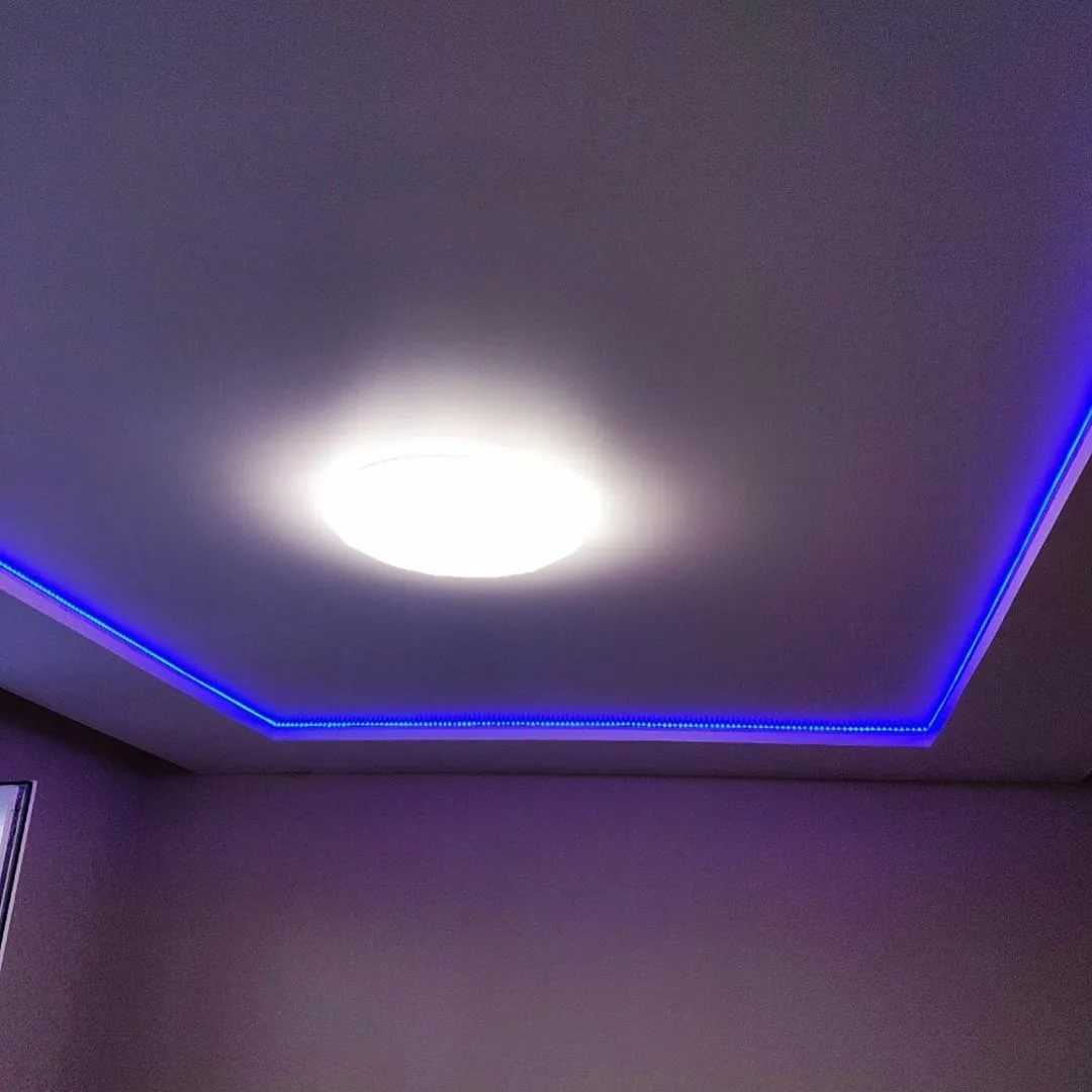 Двухуровневые натяжные потолки с подсветкой - в зал, по периметру