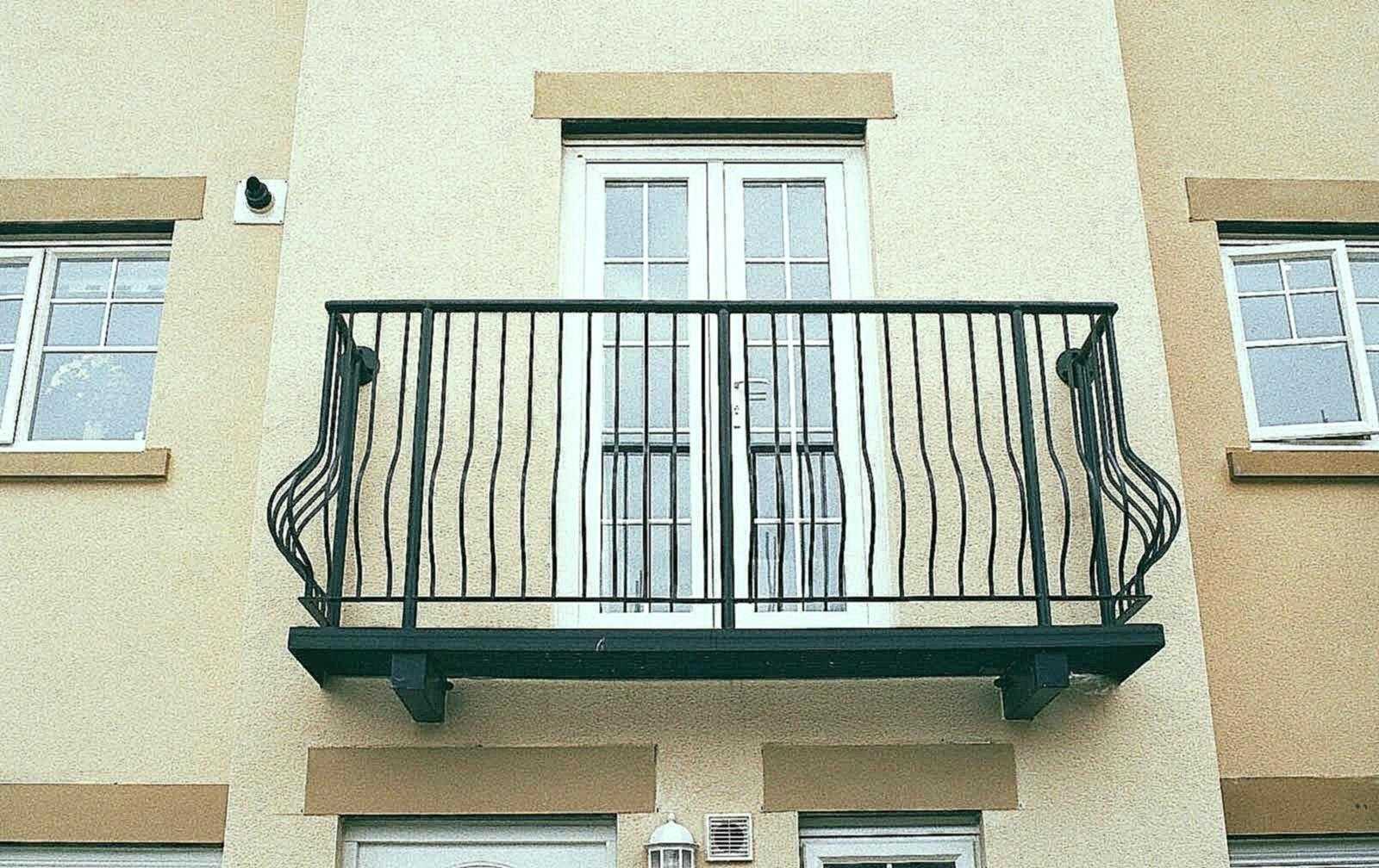 Французский балкон (84 фото): кованый балкончик в хрущевке с дверями, что это такое, виды, жалюзи и декор