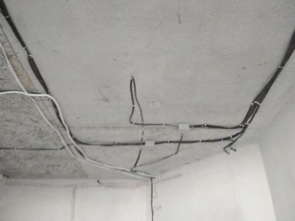 Прокладываем кабель за подвесным потолком