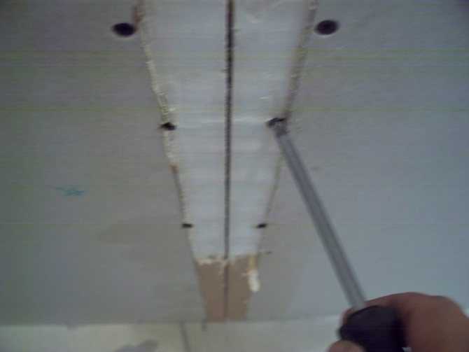 Трещина на потолке из гипсокартона — как исправить?