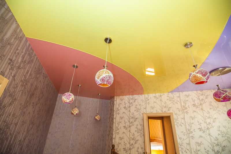 Двухцветные одноуровневые натяжные потолки в интерьере