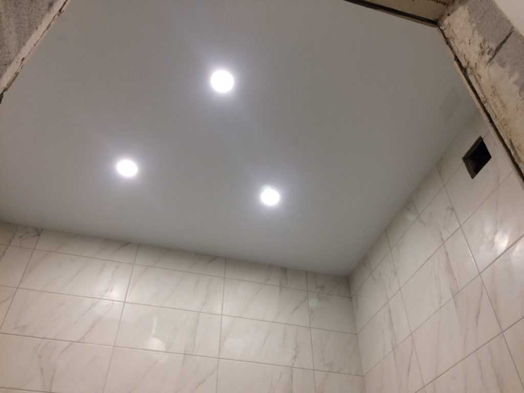 Реечный потолок в ванной комнате: разновидности и монтаж своими руками | ремонт и дизайн ванной комнаты