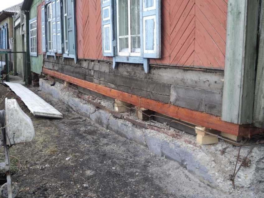 Как укрепить фундамент старого деревянного дома не поднимая дом на подвижной почве своими руками