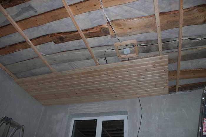 Как сделать потолок в деревянном доме - спицифика, монтаж своим руками