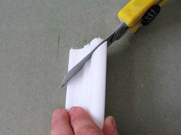 Как клеить потолочный плинтус из пенопласта своими руками: правила и способы монтажа