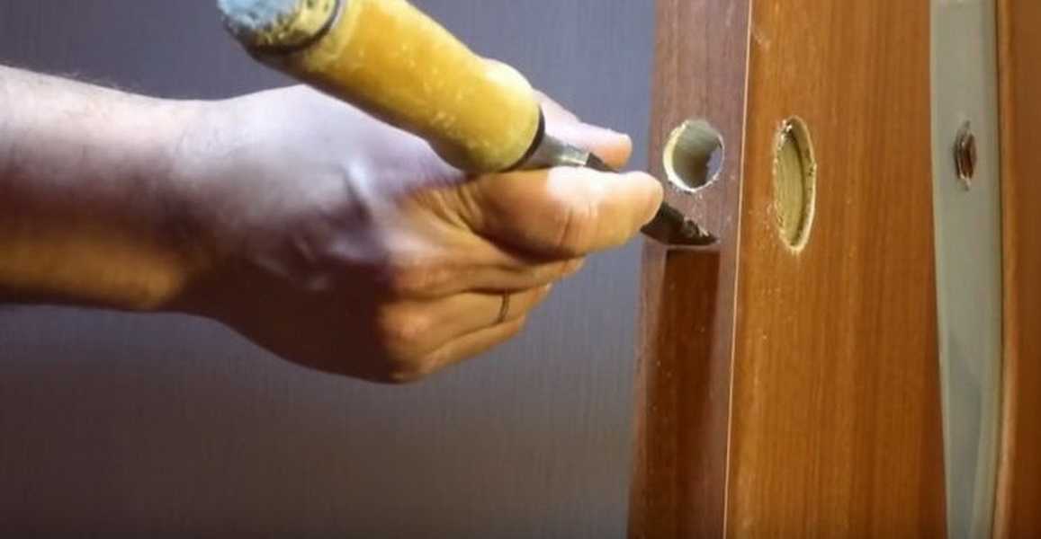 Установка замка в межкомнатную дверь: пошаговая инструкция