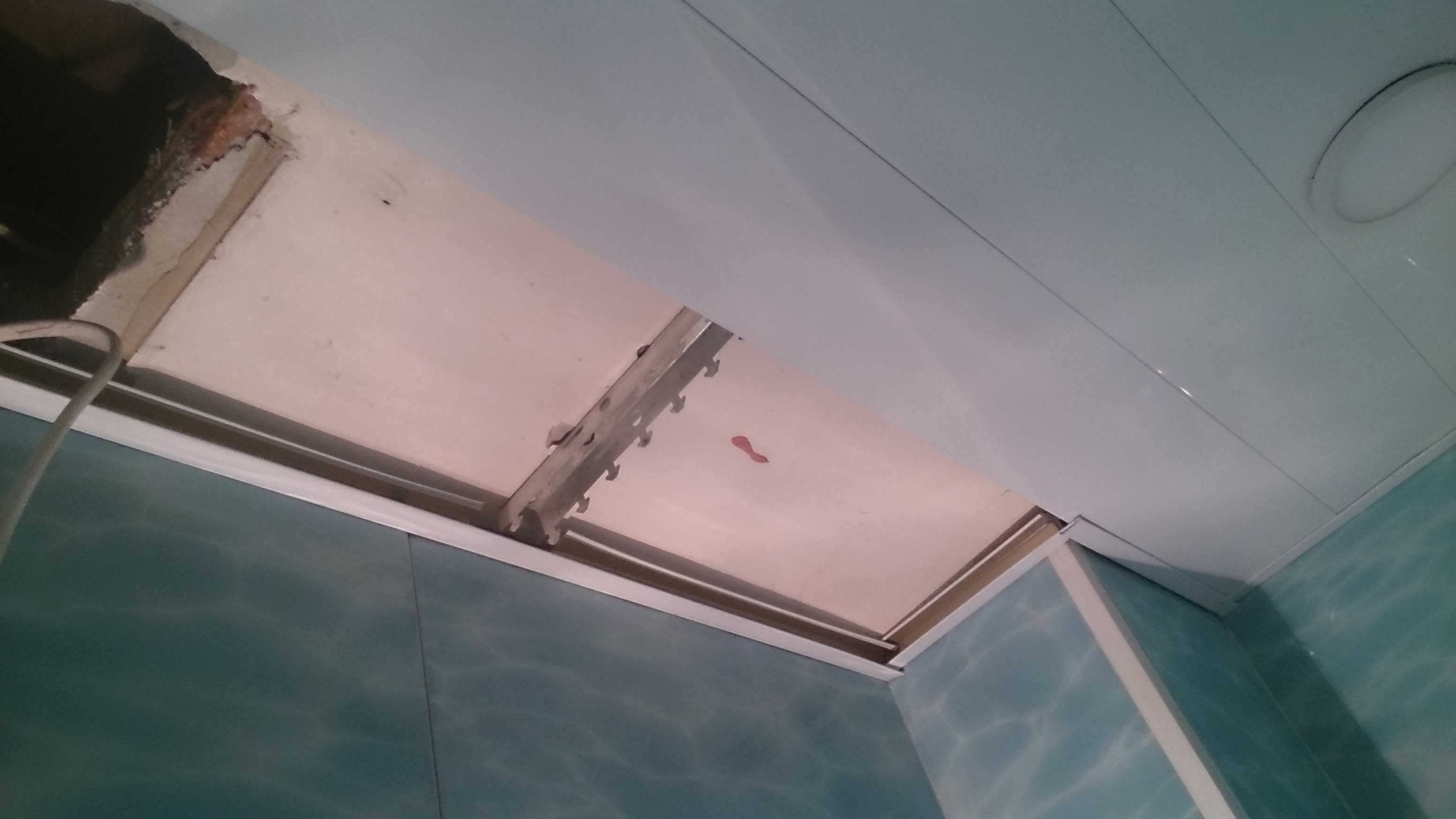 Как разобрать реечный потолок в ванной - демонтаж реечного потолка