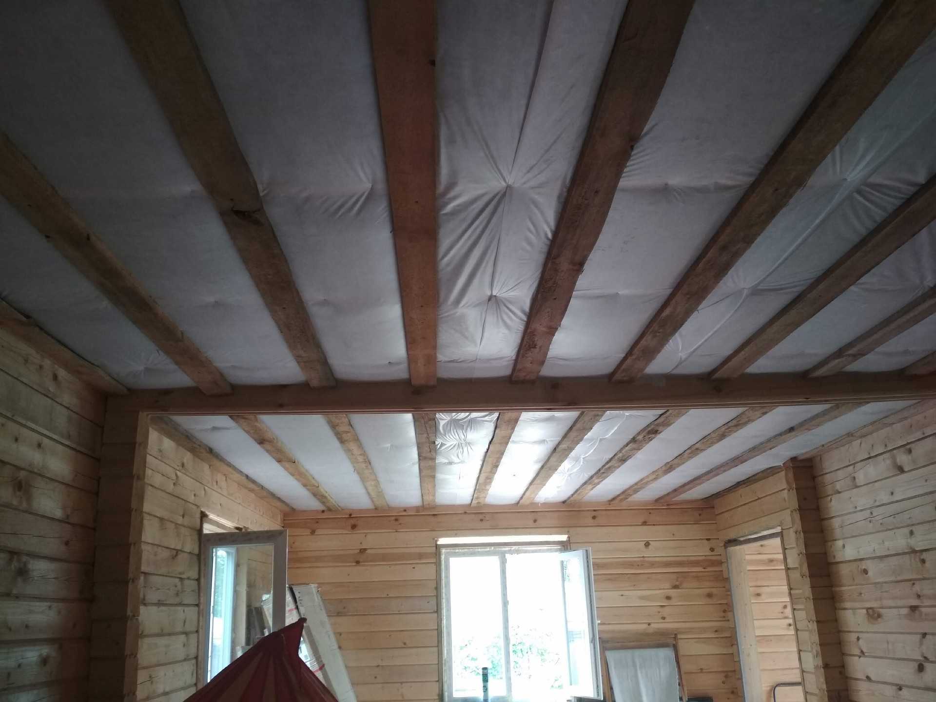 Тонкости подшивки потолка по деревянным балкам