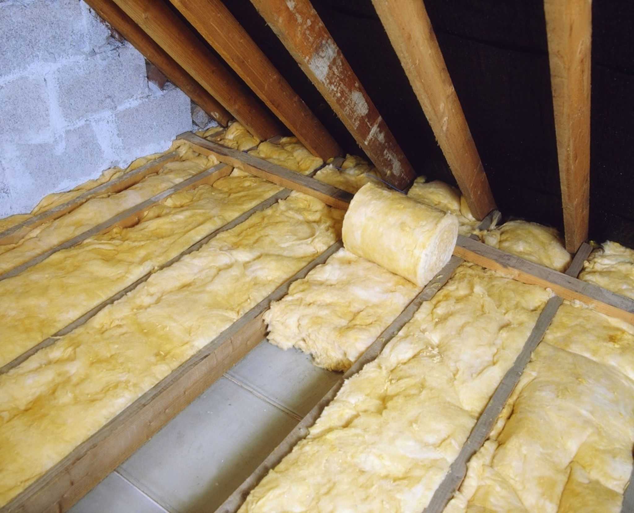 Утеплить потолок в деревянном доме: своими руками, чем утеплять и как правильно, в частном доме и снаружи, схема и видео