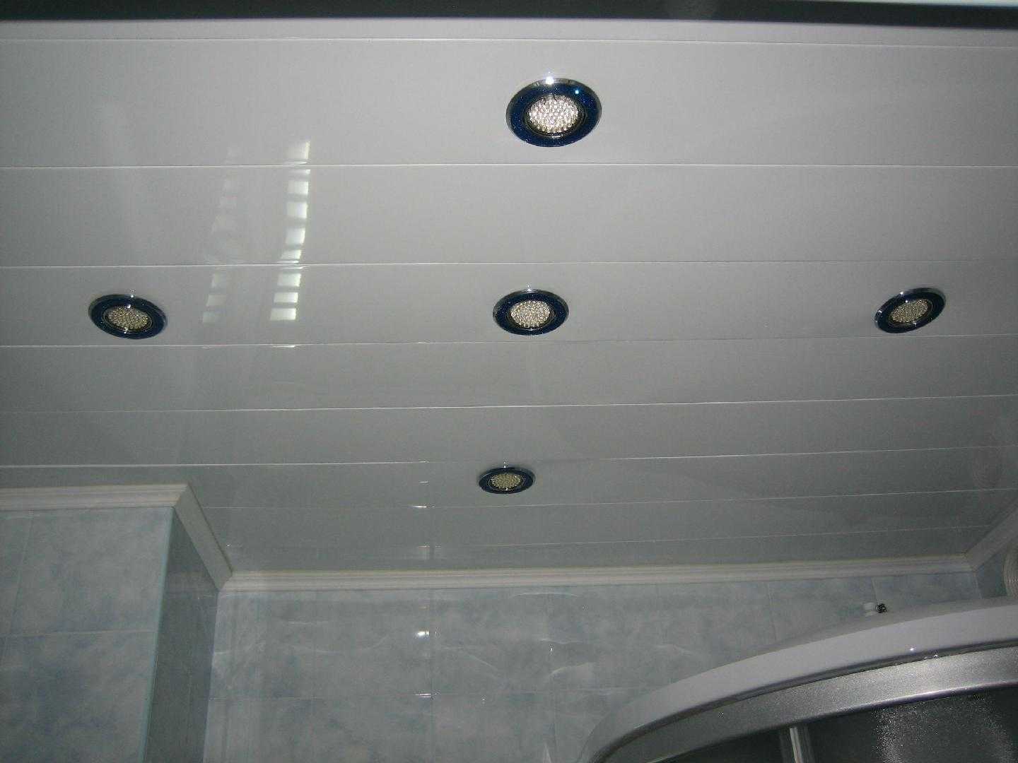 Реечный потолок на лоджию. Чем отмыть потолки с пластиковых панелей. Как оттереть на реечном потолке следы от встроенных ламп. Чем отмыть пластиковый потолок
