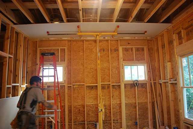 Как выровнять деревянный потолок своими руками - постройка