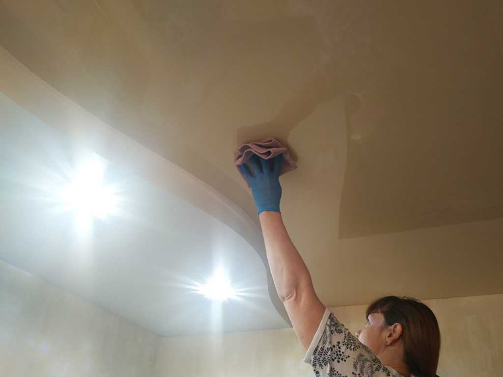 Чем и как чистить натяжные потолки, какое средство выбрать, особенности ухода за глянцевым полотном, детали на фото и видео