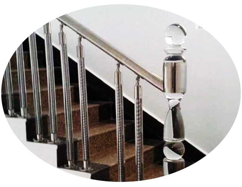 Стеклянные перила (39 фото): ограждения из стекла для лестниц, установка держателя, фурнитура и профиль для крепления