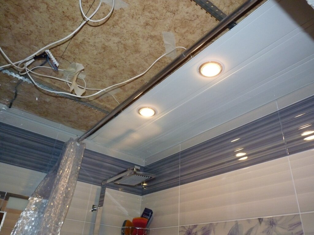 Реечный потолок в ванной - порядок сборки, идеи для вдохновения