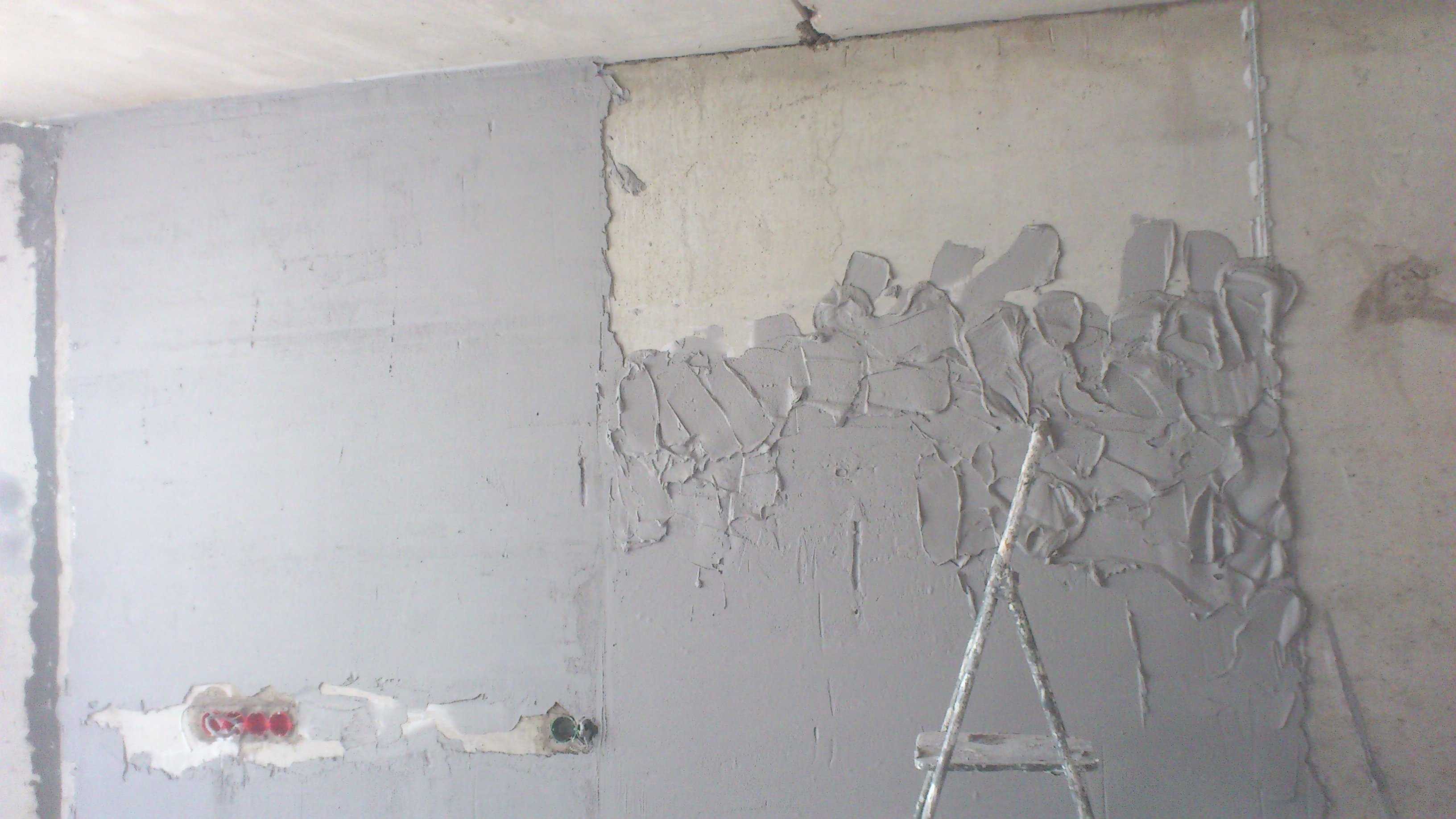 Выравнивание стен штукатуркой часто не дает идеально ровной поверхности подходящей для последующей поклейки обоев Только штукатурить стены недостаточно — под обои обязательно требуется дополнительная обработка шпаклевкой