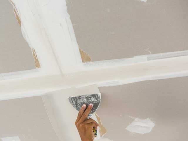 Как шпаклевать потолок под покраску, чем лучше зашпаклевать, детали на фото и видео