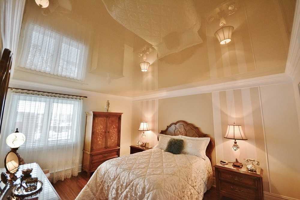 Какой лучше выбрать потолок в спальне: 99 фото, красивые и стильные идеи