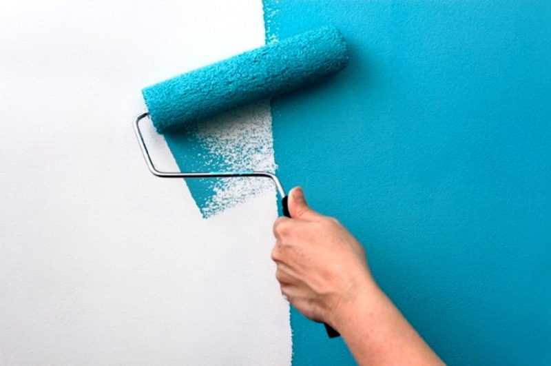 Что лучше: покрасить стены или наклеить обои под покраску