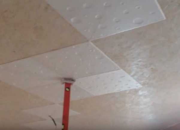 Как клеить потолочную плитку из пенопласта: разные способы