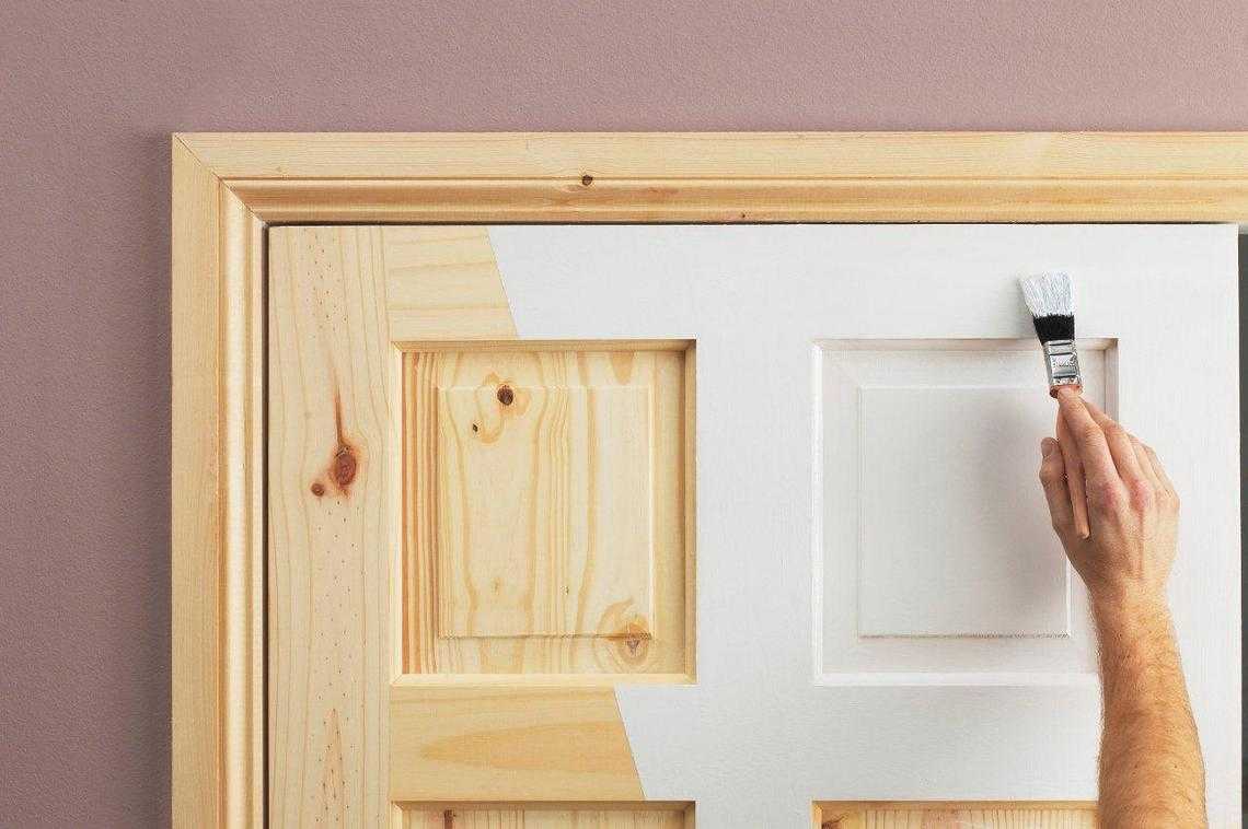 Чем и как покрыть и пропитать межкомнатную деревянную дверь Каким лаком лучше покрасить дверь внутри помещения Выбор лака и техника нанесения