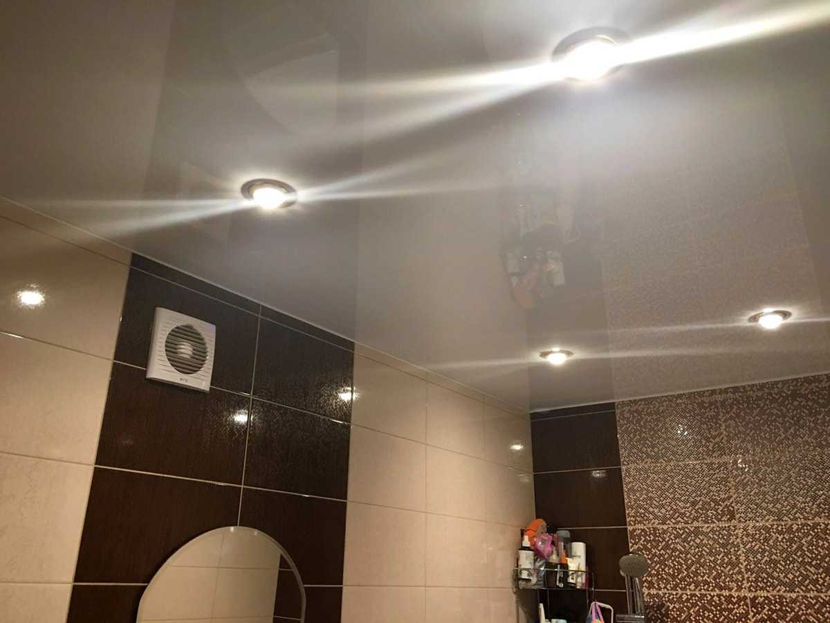 Рассматривается устройство натяжного потолка в ванной Подробно описаны преимущества даны рекомендации советы от профессиональных дизайнеров есть много