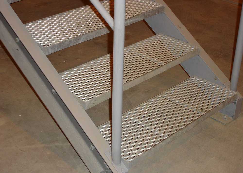 Консольная лестница (37 фото): технология изготовления своими руками, конструкция лестницы с консольными ступенями
