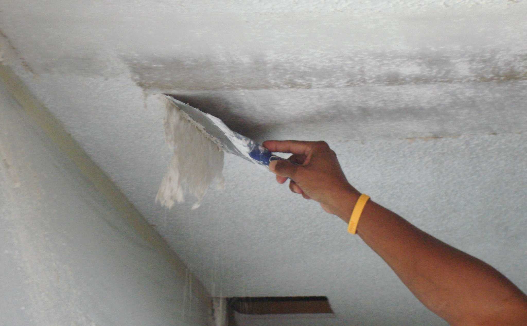 Из статьи вы узнаете как подготовить поверхность под побелку как смыть старую побелку с потолка или стен и как правильно побелить потолок или стены своими руками